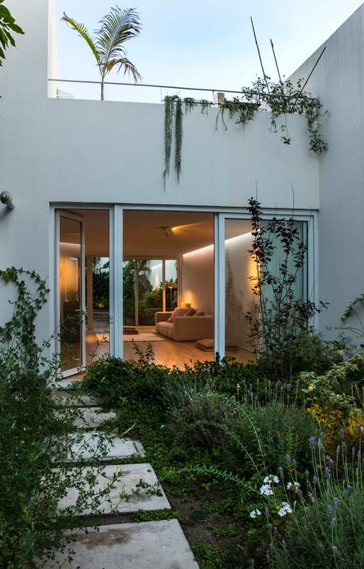 Compró una casa para demoler en Villa Crespo y la convirtió en un oasis blanco y moderno donde lo superfluo no tiene lugar