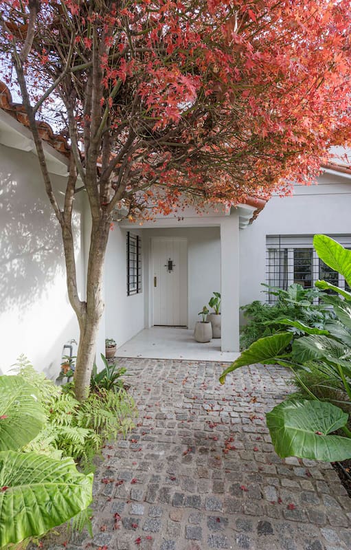 Antes y después: Un chalet de Martínez se puso al día con la familia mediante una nueva suite y un quincho genial