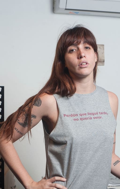 "Yo tan propina y vos tan buenmozo", la emprendedora que hace de frases polémicas remeras temáticas