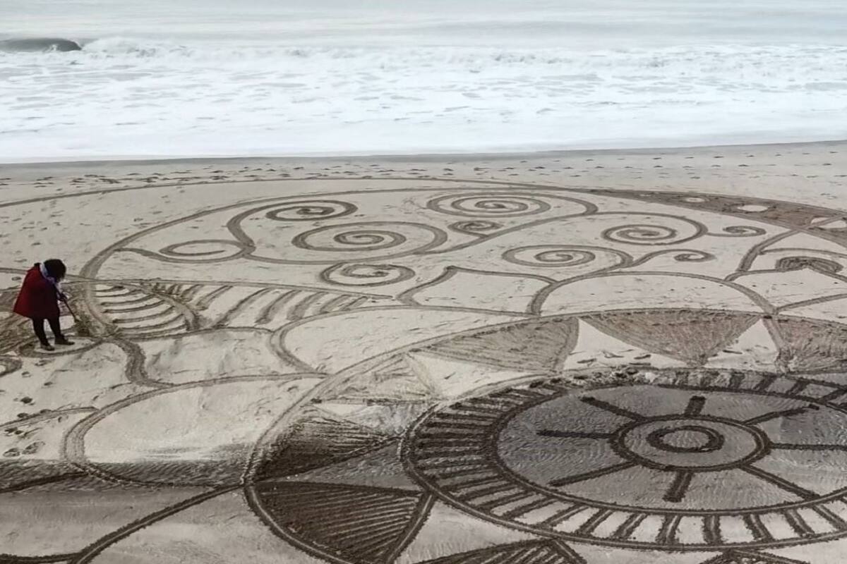 Villa Gesell: la artista que todas las mañanas decora las playas con mandalas