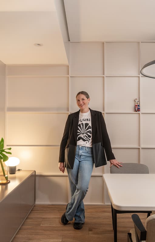 Sin obra, jugó con las escalas para ponerle onda a un departamento de 80m2 con poca gracia