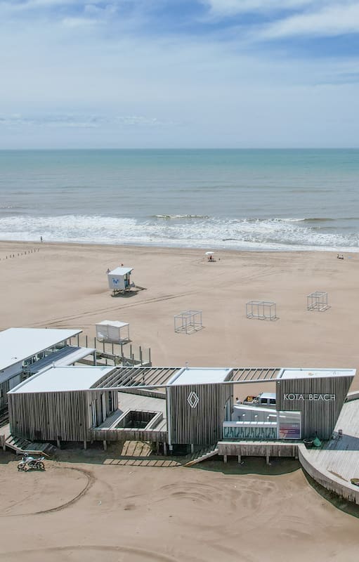 Detrás de un médano: el nuevo parador de moda en Pinamar, al que se llega caminando o en 4x4