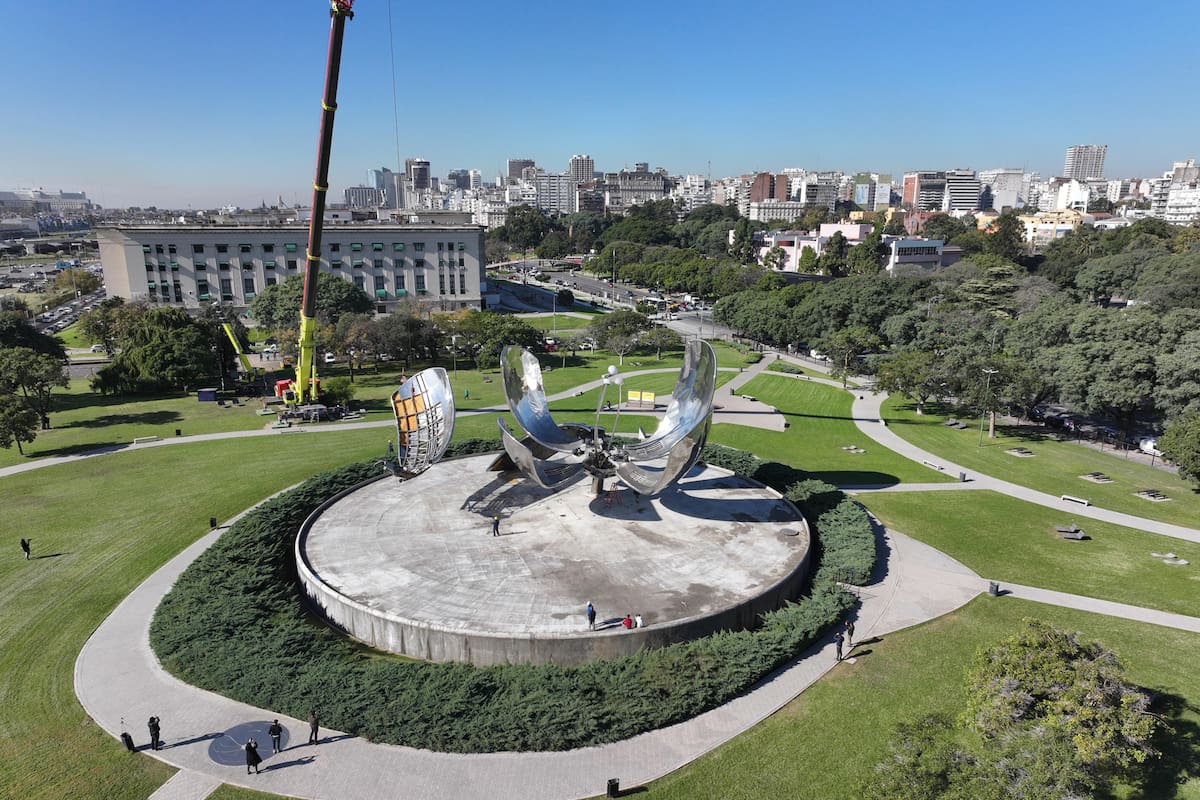 Con dos grúas pesadas y la logística de una fábrica de aviones, restauran los pétalos dañados de la Floralis Genérica
