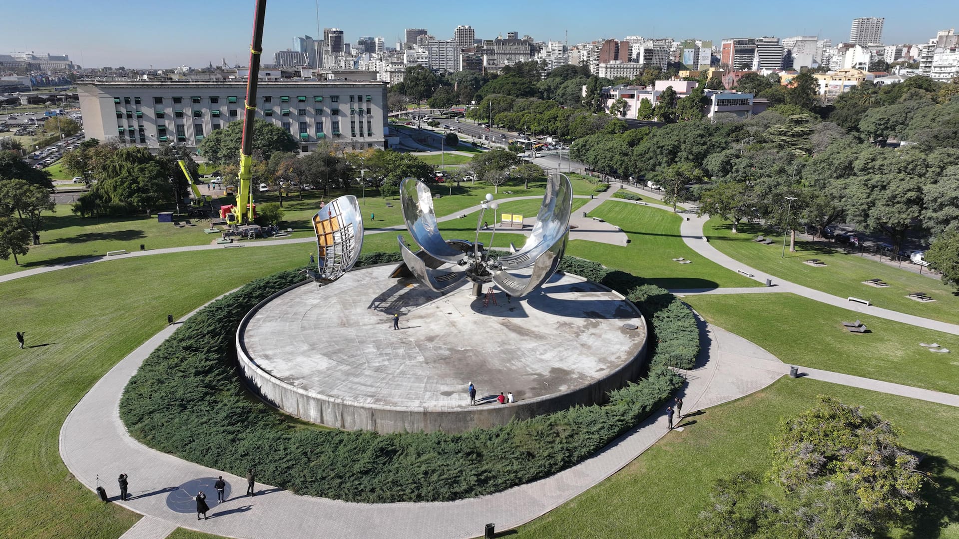 Con dos grúas pesadas y la logística de una fábrica de aviones, restauran los pétalos dañados de la Floralis Genérica