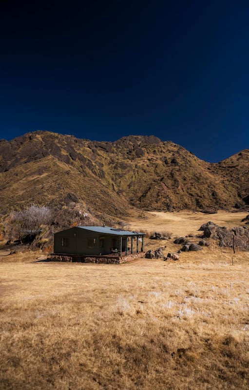 En medio de los valles calchaquíes, se instaló en una cabaña prefabricada para restaurar un histórico rancho de adobe