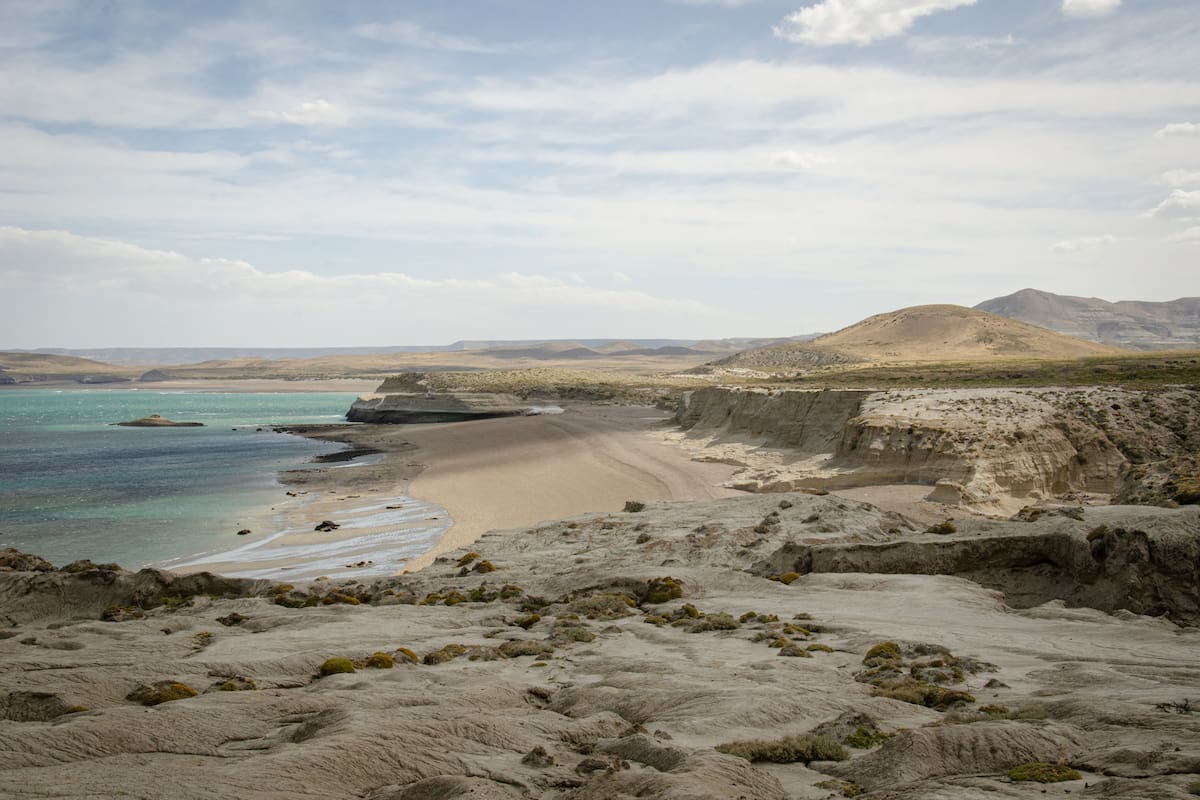 Una playa patagónica con acantilados, piletas naturales y bosques sumergidos a la que pocos llegan