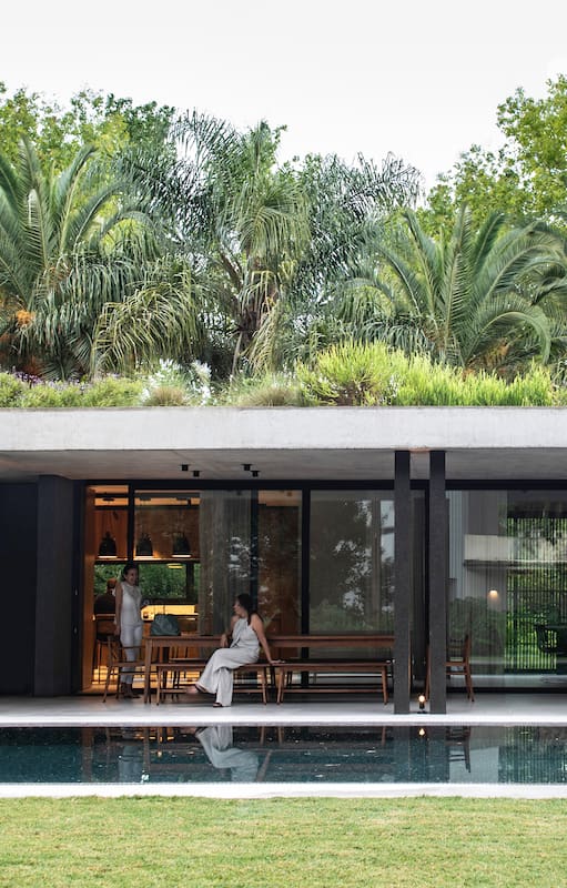 Un jardín con sombra, en terreno apaisado, se transforma con ingenio gracias a un diseño bien orgánico