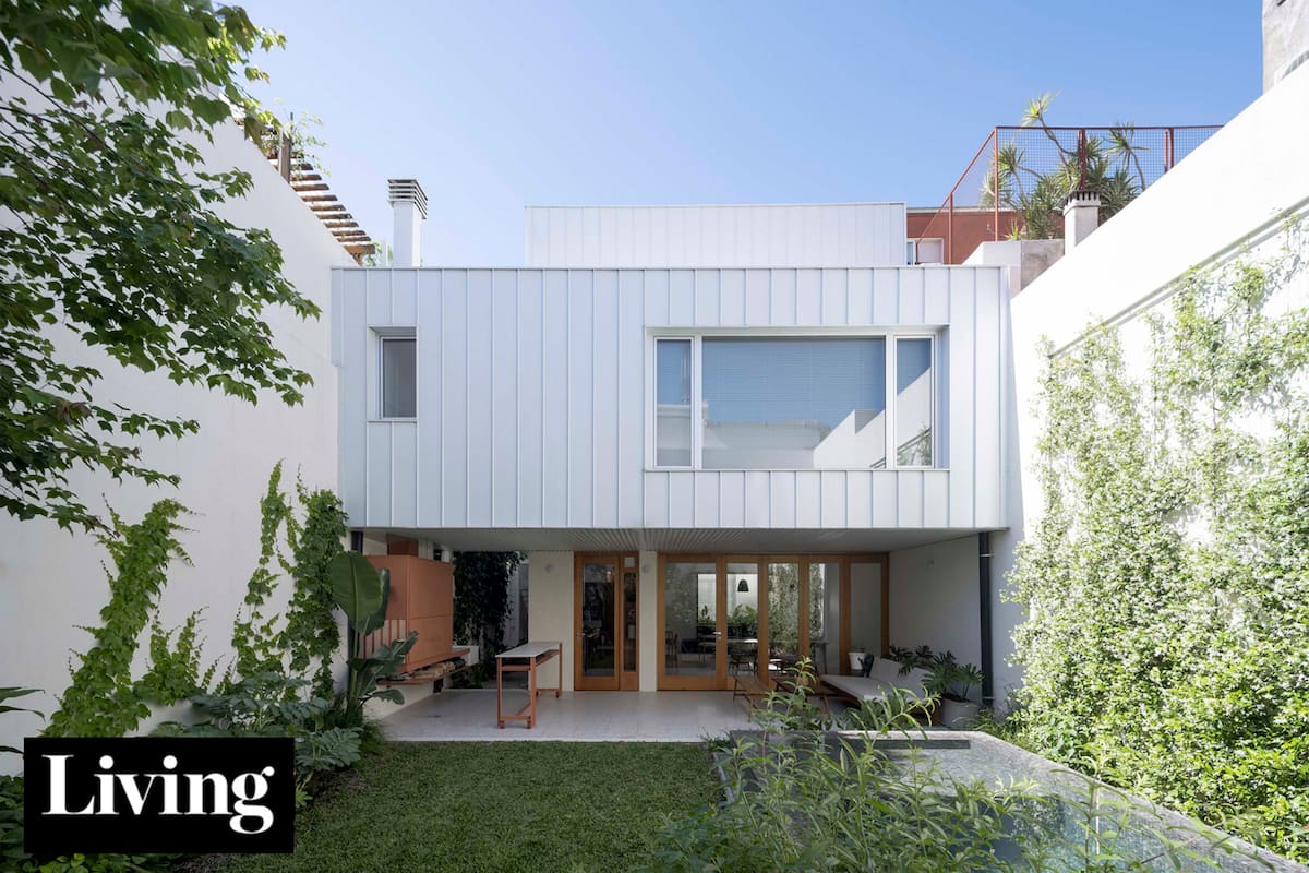 Detrás de un frente hermético, crearon un universo sorpresivo con tres patios que cambiaron para mucho mejor una vieja casa chorizo