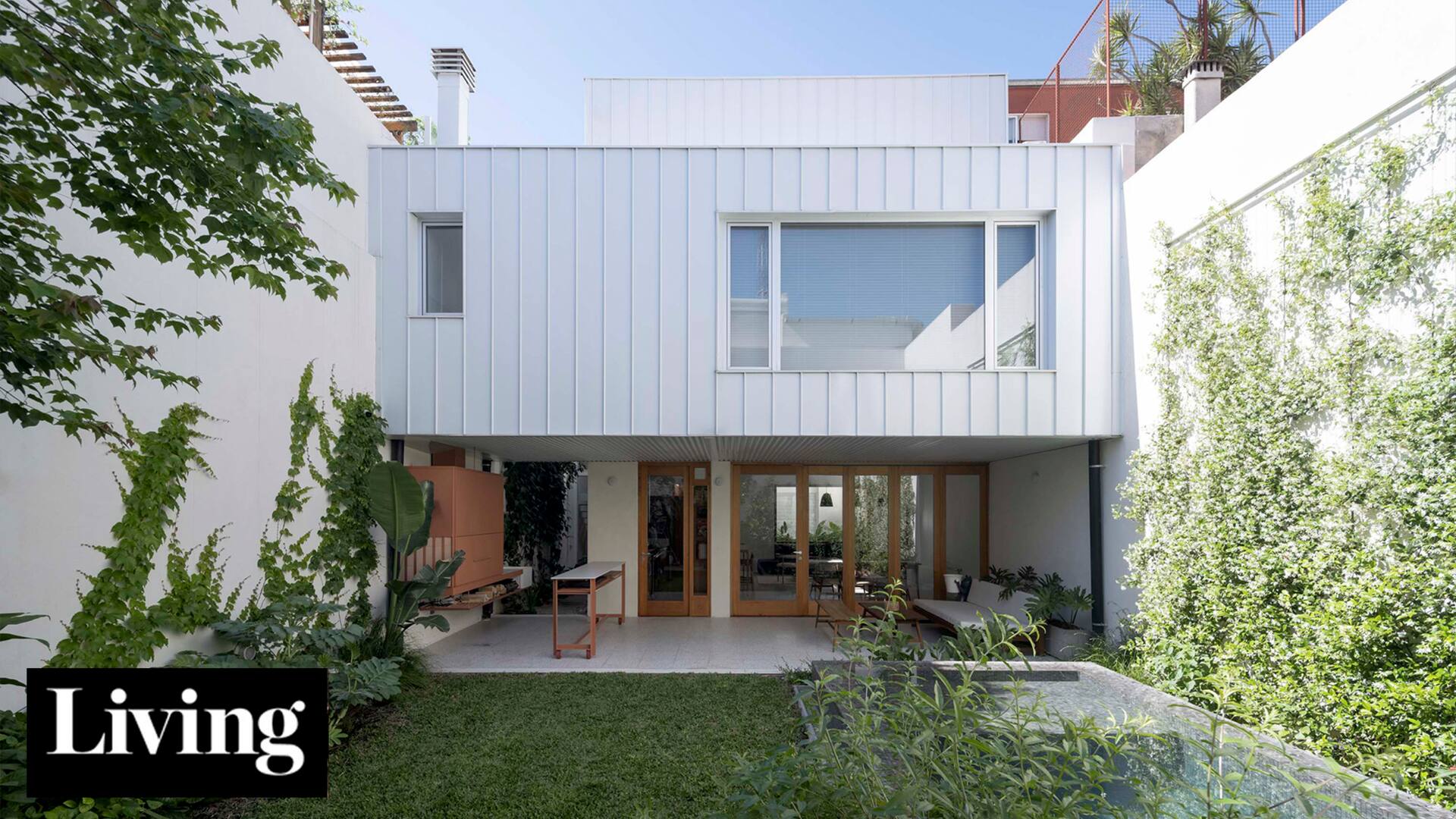 Detrás de un frente hermético, crearon un universo sorpresivo con tres patios que cambiaron para mucho mejor una vieja casa chorizo
