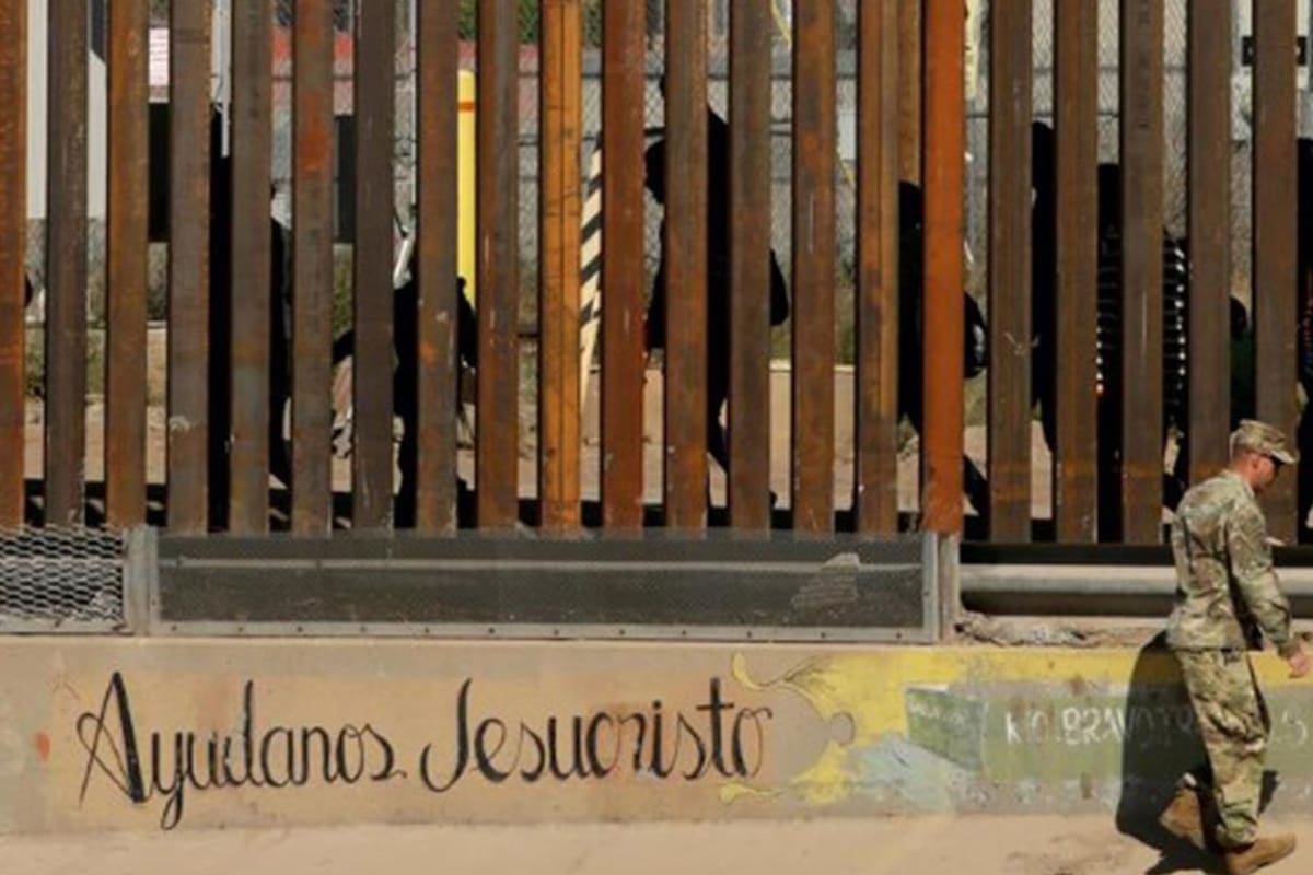 La milicia armada que patrulla y detiene a inmigrantes en la frontera de EE.UU.
