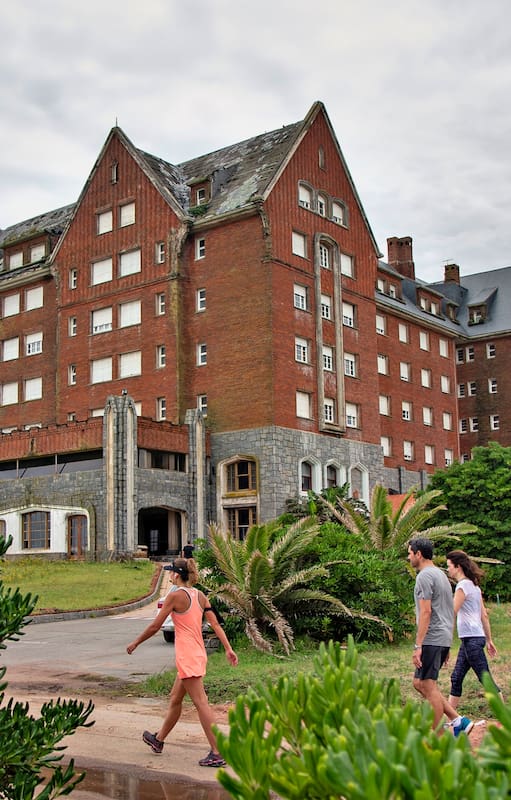 El hotel donde estuvo el Che Guevara, fue la meca esteña y será demolido para construir un resort de lujo