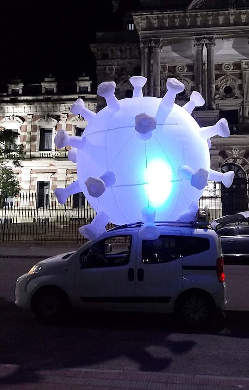 La Plata: creó una escultura gigante de la Covid-19 y la pasea en una camioneta con una particular canción