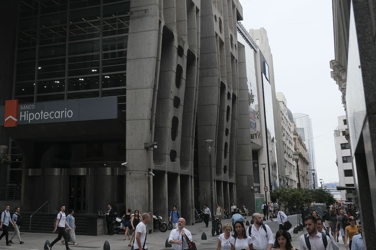 La historia de la impactante sede central del Banco Hipotecario, una joya de Clorindo Testa