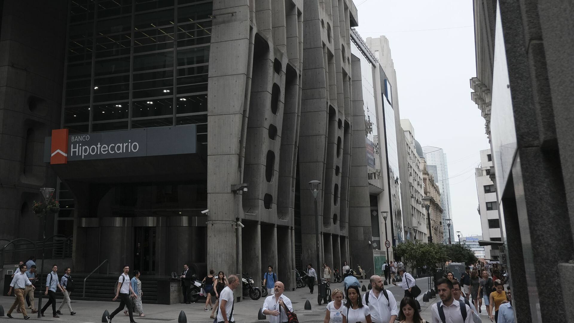 La historia de la impactante sede central del Banco Hipotecario, una joya de Clorindo Testa