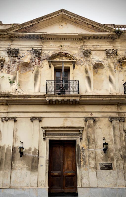 La Manzana de las Luces: uno de los edificios más antiguos de la ciudad, en estado de abandono