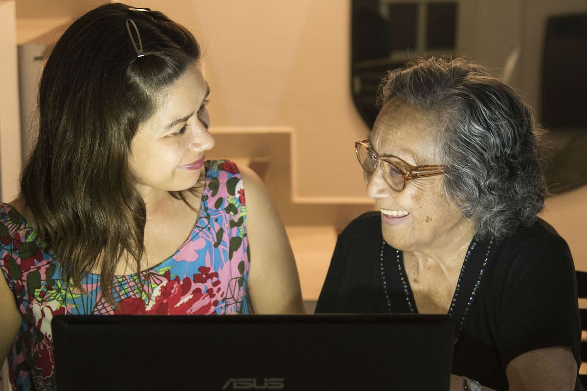 Los adultos mayores, acorralados por la digitalización: les cuesta cada vez más pagar los servicios