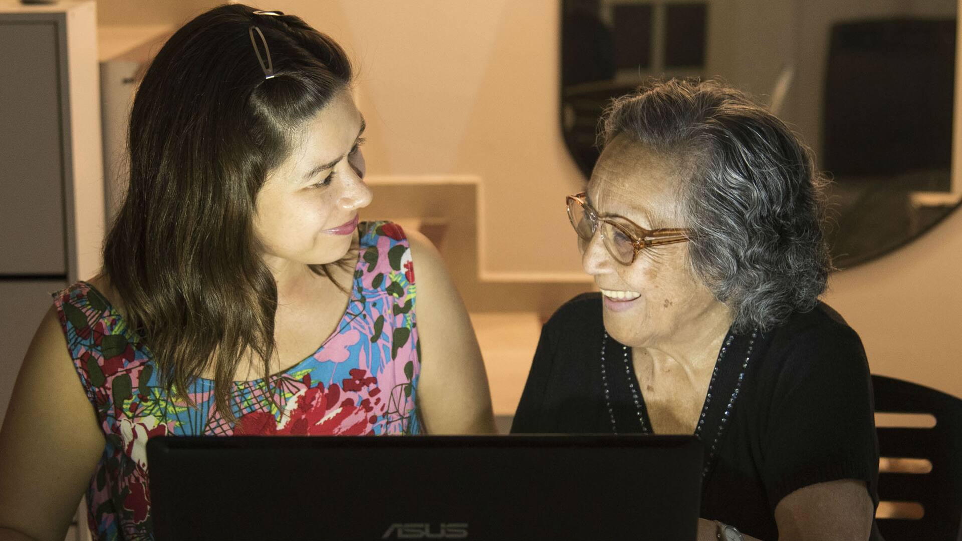Los adultos mayores, acorralados por la digitalización: les cuesta cada vez más pagar los servicios