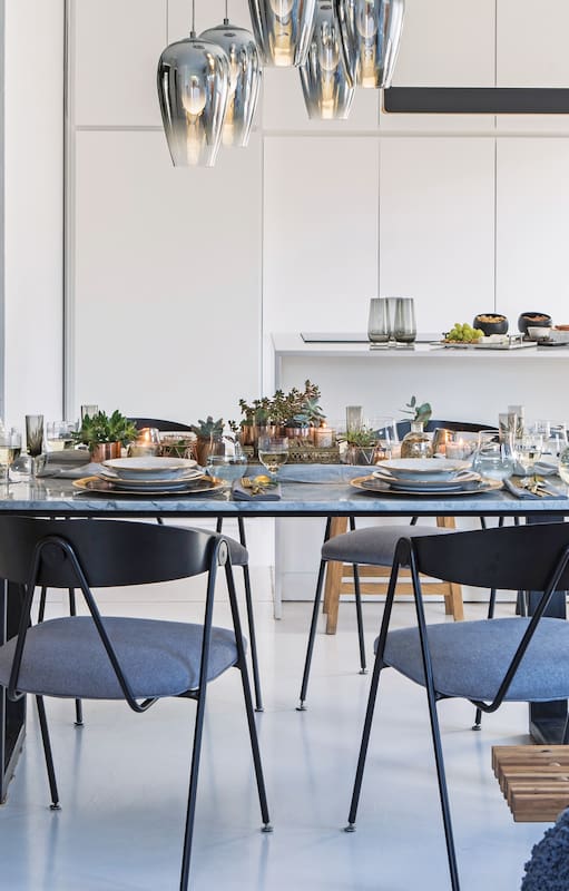 Celebración. Una cocina integrada brilla como escenario de una mesa elegante