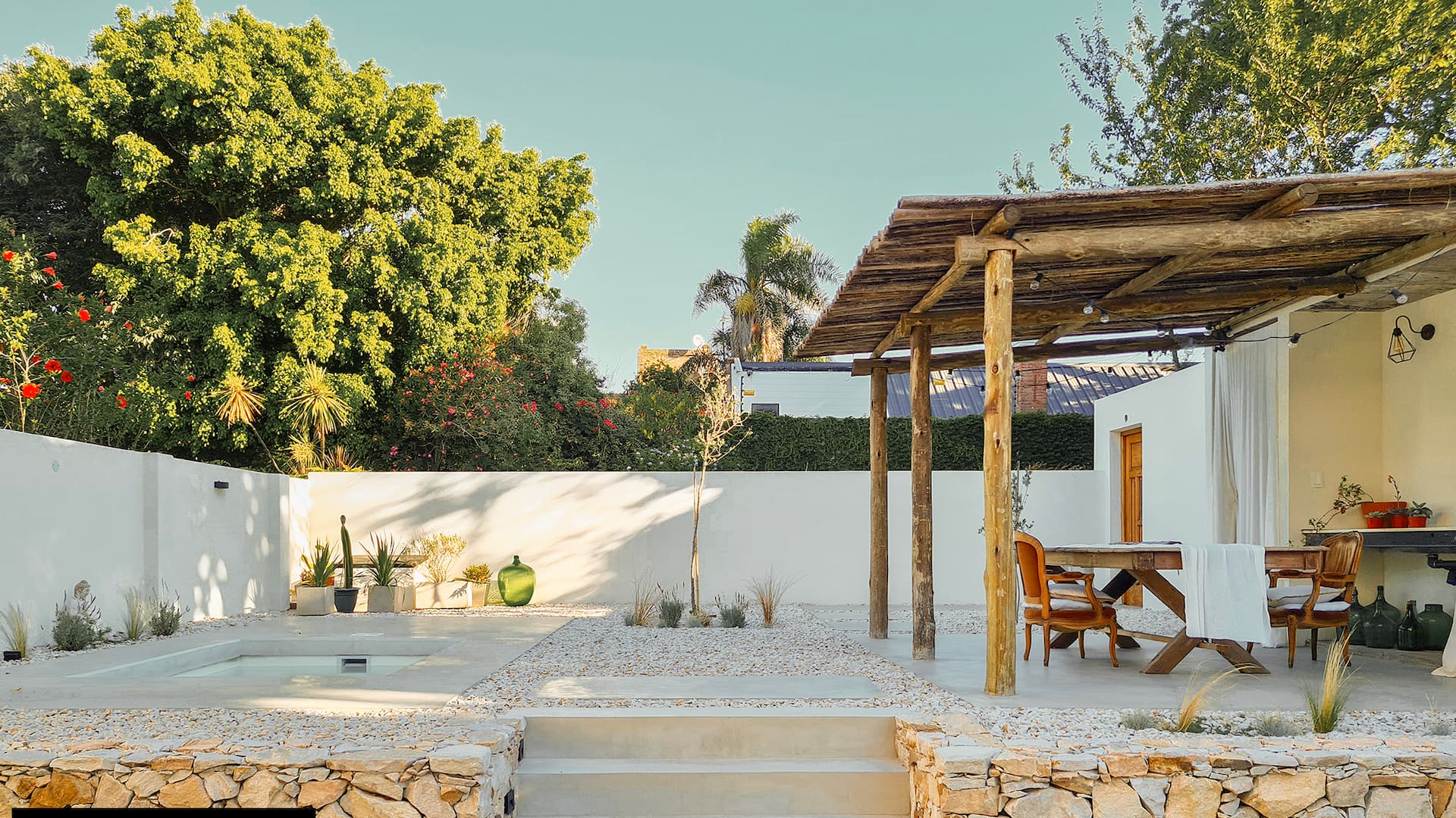 Heredaron una casa oscura y reformaron para convertirla en un auténtico sueño playero