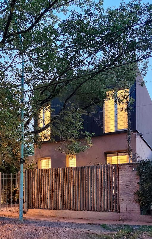 Hizo su casa de Don Torcuato por etapas y, en lugar de camuflarlo, destacó el agregado
