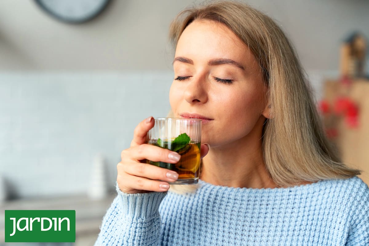 Por qué tomar té de menta podría ser la clave para terminar con el acné
