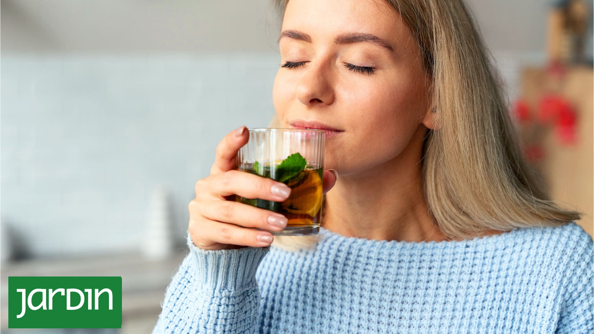Por qué tomar té de menta podría ser la clave para terminar con el acné