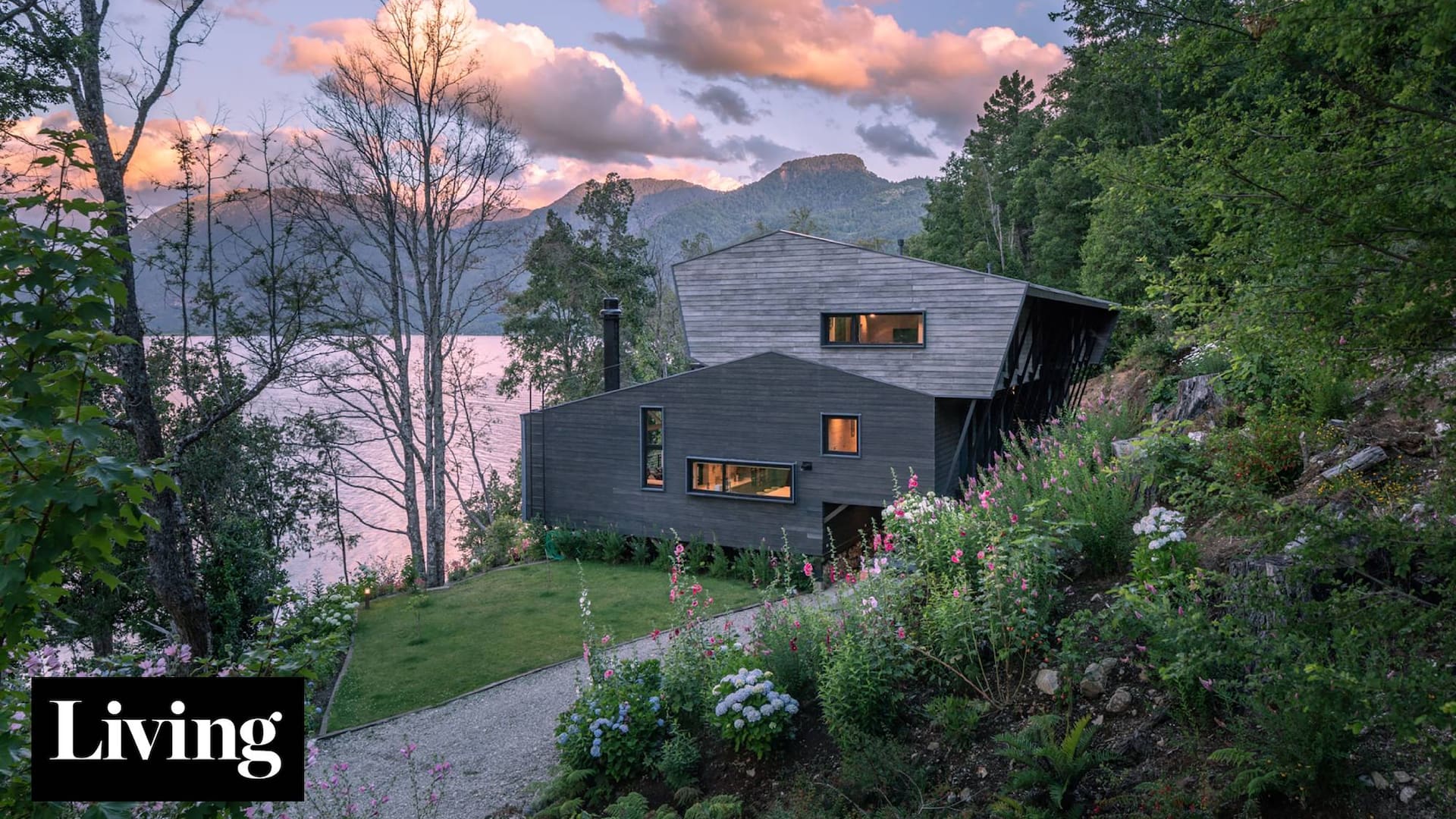 Hecha en madera, una casa de 11 metros de altura encontró su lugar entre la montaña y el lago