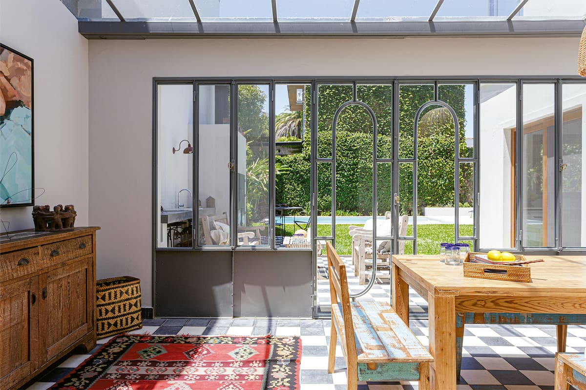 En Beccar: Llamaron a sus arquitectos de siempre para convertir su nueva vivienda en una “casa de campo”