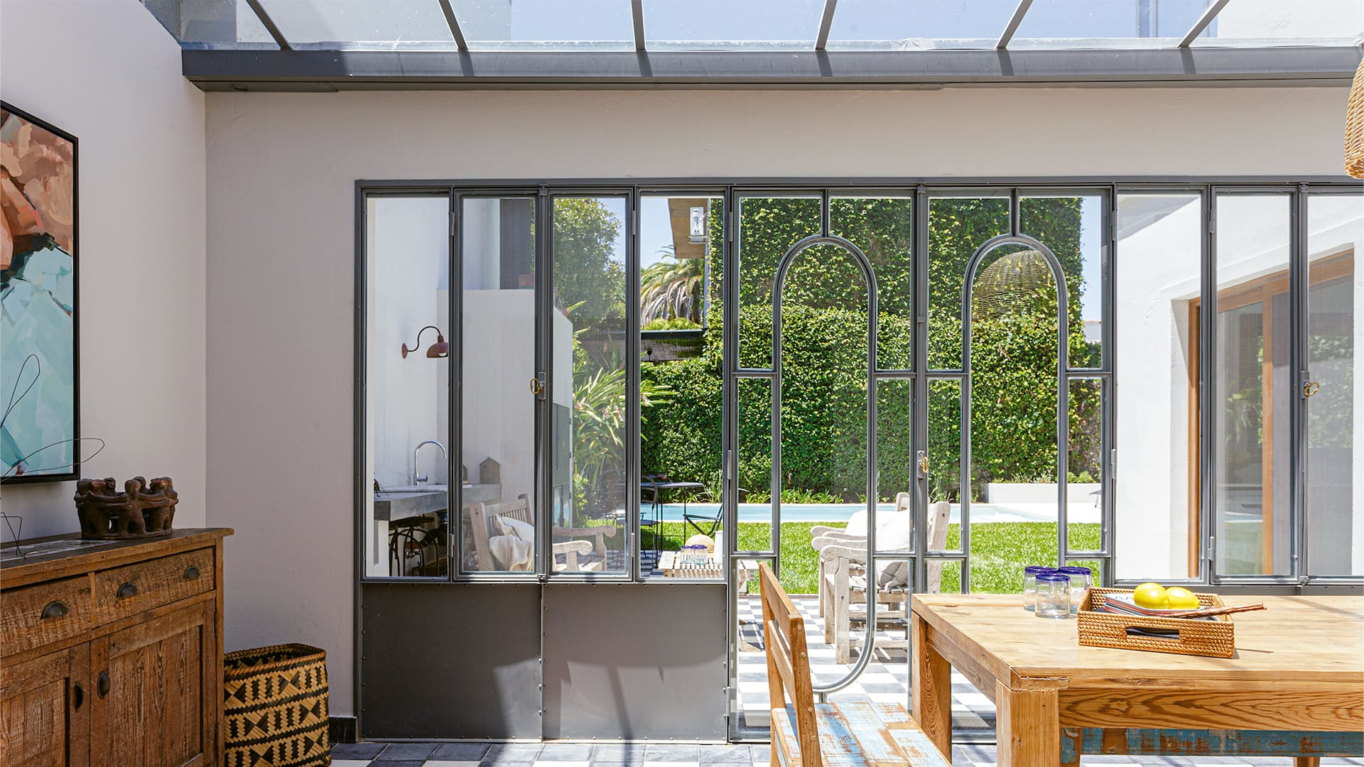 En Beccar: Llamaron a sus arquitectos de siempre para convertir su nueva vivienda en una “casa de campo”