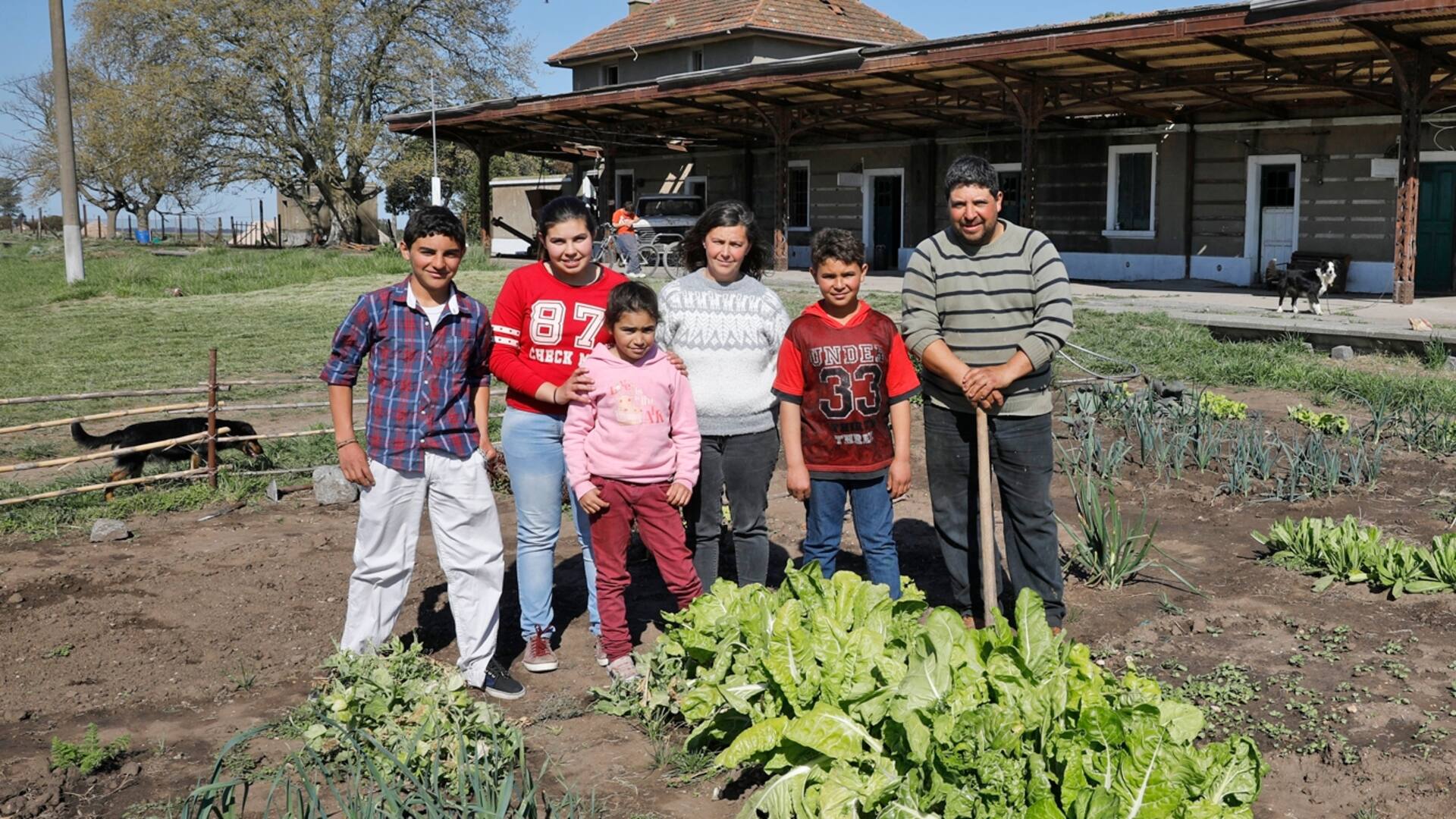 La familia que sueña con revivir a Lin Calel, un pueblo de solo 40 habitantes