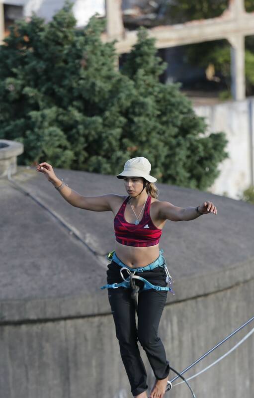 Video: jóvenes hacen equilibrio en la altura en una fábrica abandonada