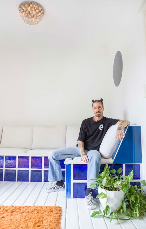 Recorremos el PH lleno de ideas del creador de la marca de moda Roberto Sánchez, favorita de los referentes del trap