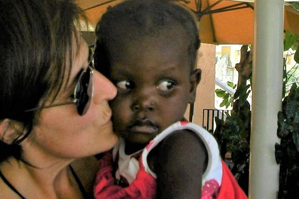 Adoptó a dos chiquitos haitianos y construyó una familia desde un lugar no tradicional
