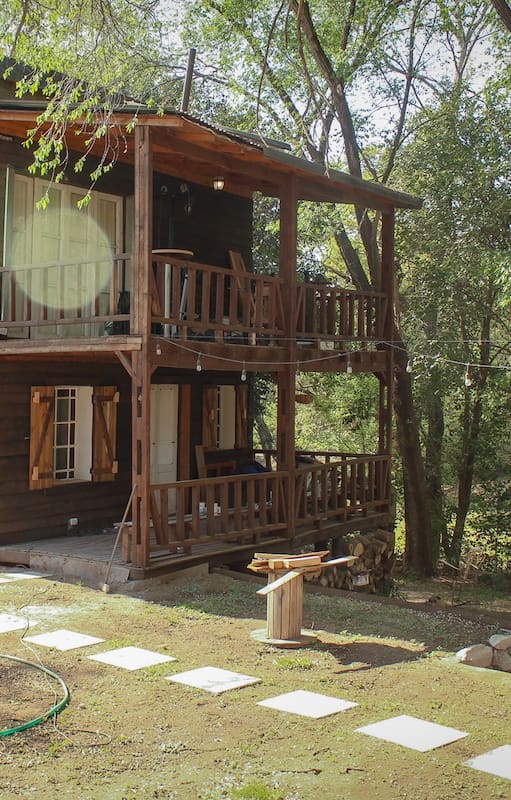 La casa casera: la hicieron con 100 pallets, en Alta Gracia, para usar entre viajes