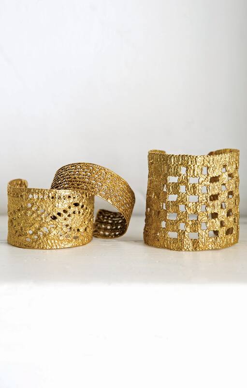Es socióloga, descubrió la joyería y con puntillas fundidas crea piezas únicas