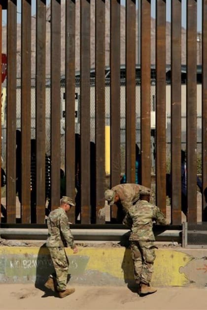 La milicia armada que patrulla y detiene a inmigrantes en la frontera de EE.UU.