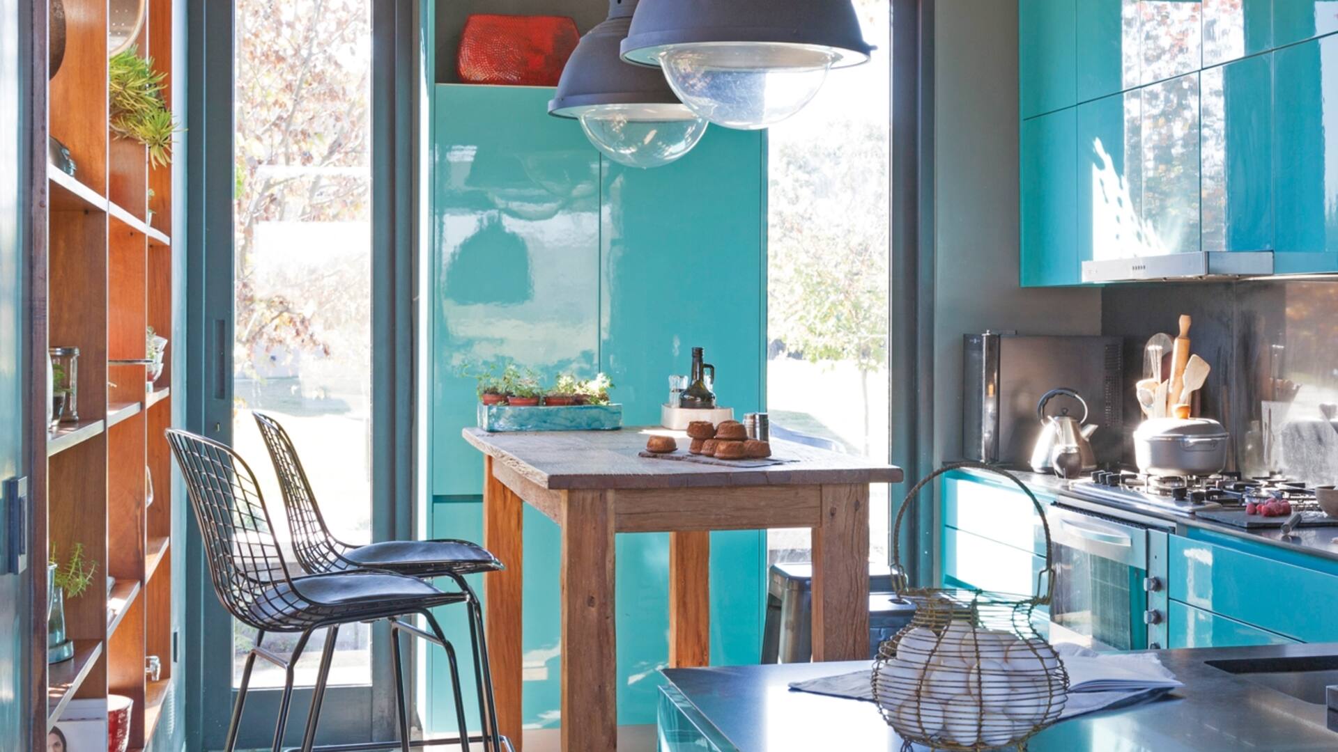 Apuesta al color. Una casa con volúmenes conectados y un paisaje a cada paso