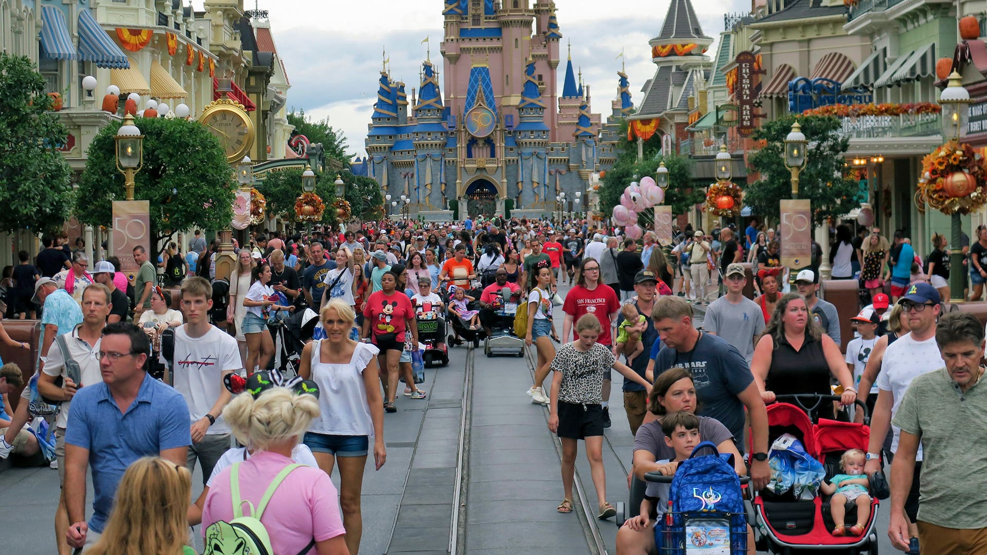 Guía para viajar a Disney. El negocio de quienes ofrecen trucos y datos útiles para ahorrar tiempo y optimizar la visita