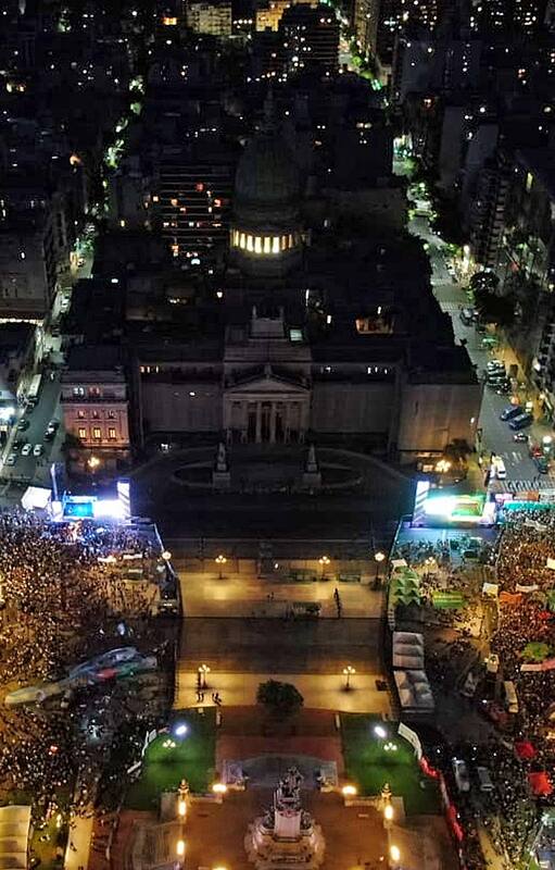 Debate por el aborto: una plaza dividida entre verdes y celestes, y un mismo clima de expectativa