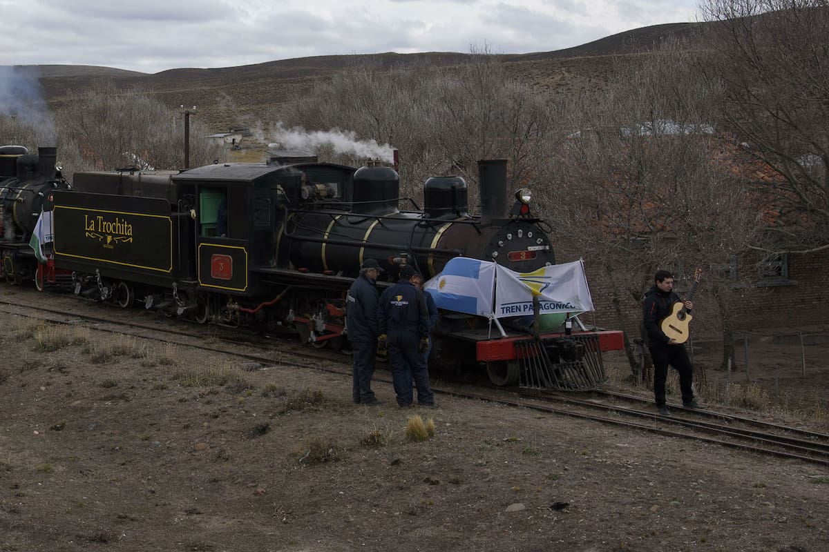 Río Negro: lágrimas y emoción en el histórico regreso de La Trochita