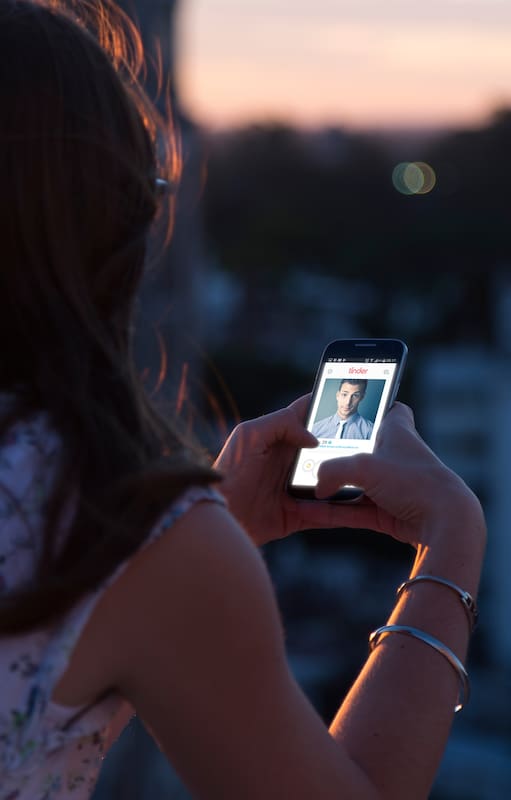 Cómo una historia de amor que empezó por Tinder terminó en una estafa internacional