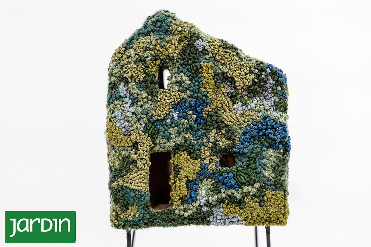 Por un paisaje de cerámica e hilos bordados se mueve la artista Ximena Ibánez