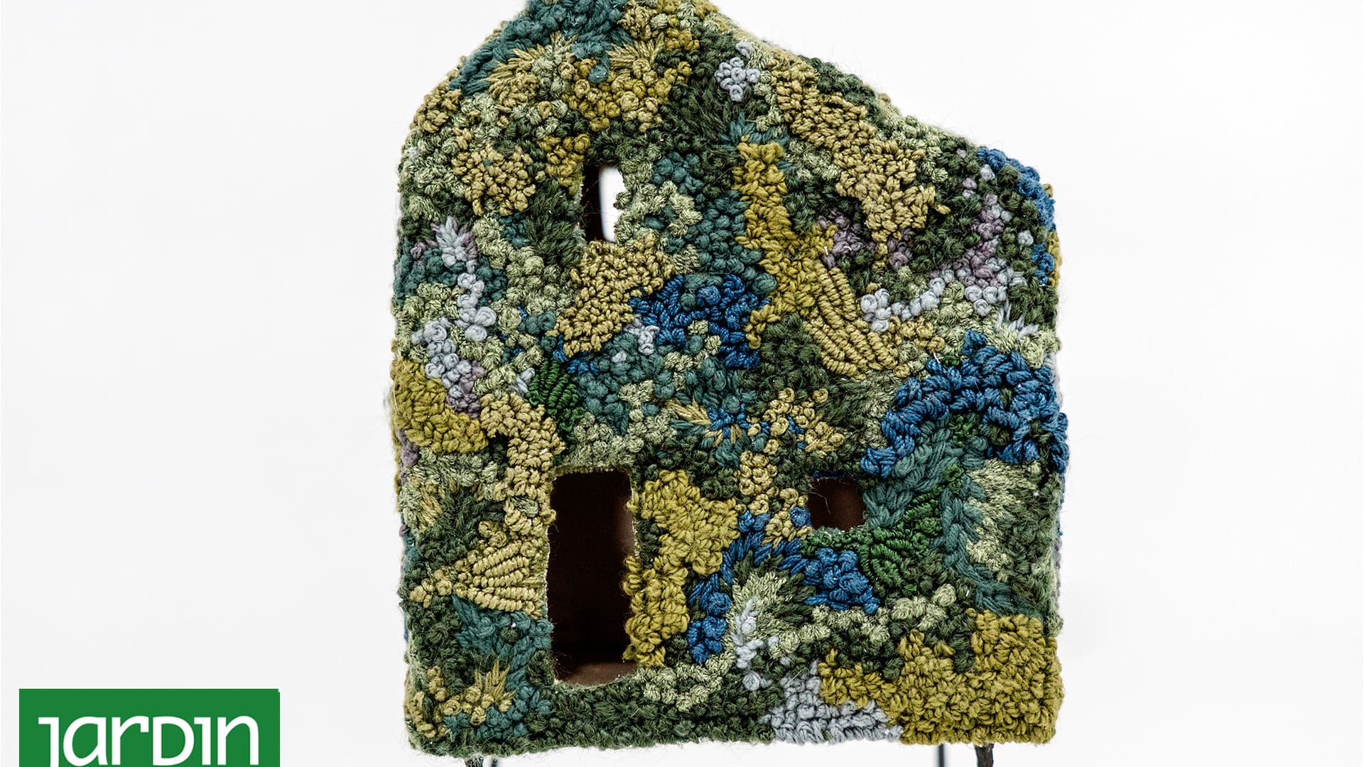Por un paisaje de cerámica e hilos bordados se mueve la artista Ximena Ibánez