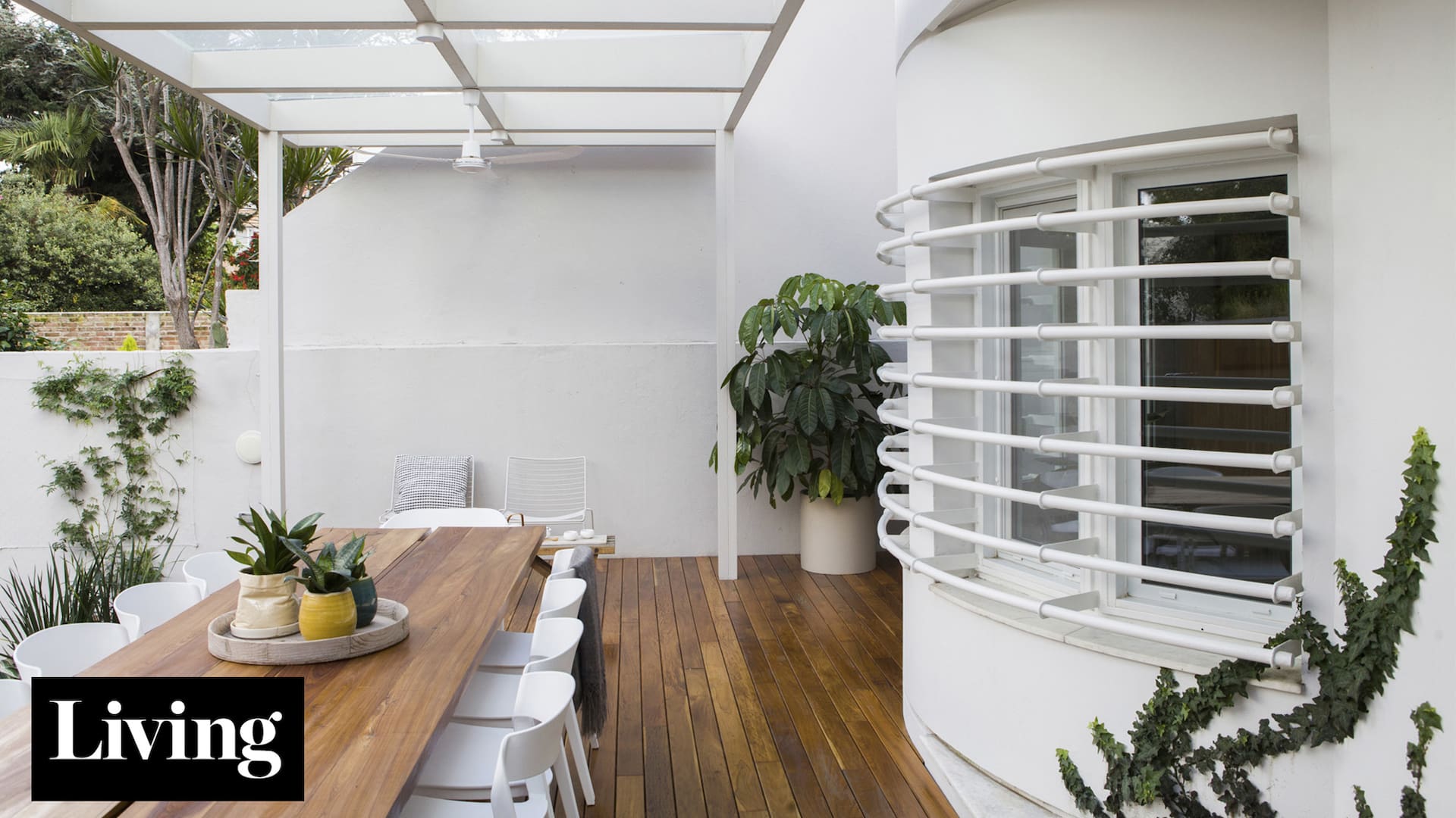En busca de espacio para crecer, una arquitecta reformó esta casa de curvas racionalistas para vivir en familia.