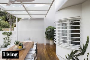 En busca de espacio para crecer, una arquitecta reformó esta casa de curvas racionalistas para vivir en familia