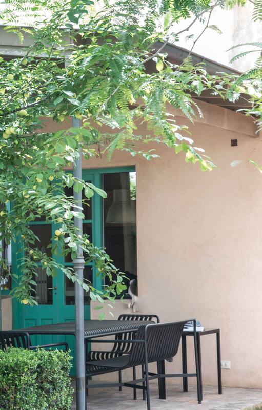 San Antonio de Areco: el jardín de una casa "chorizo", entre lo tradicional y lo contemporáneo