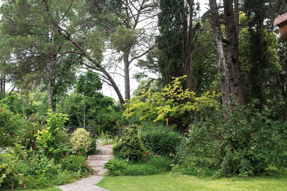 Un jardín natural donde predominan la experimentación y el amor por las plantas