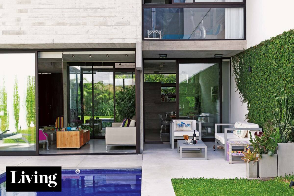 Cómo es la vida en esta casa compacta que gira en torno a su patio transparente