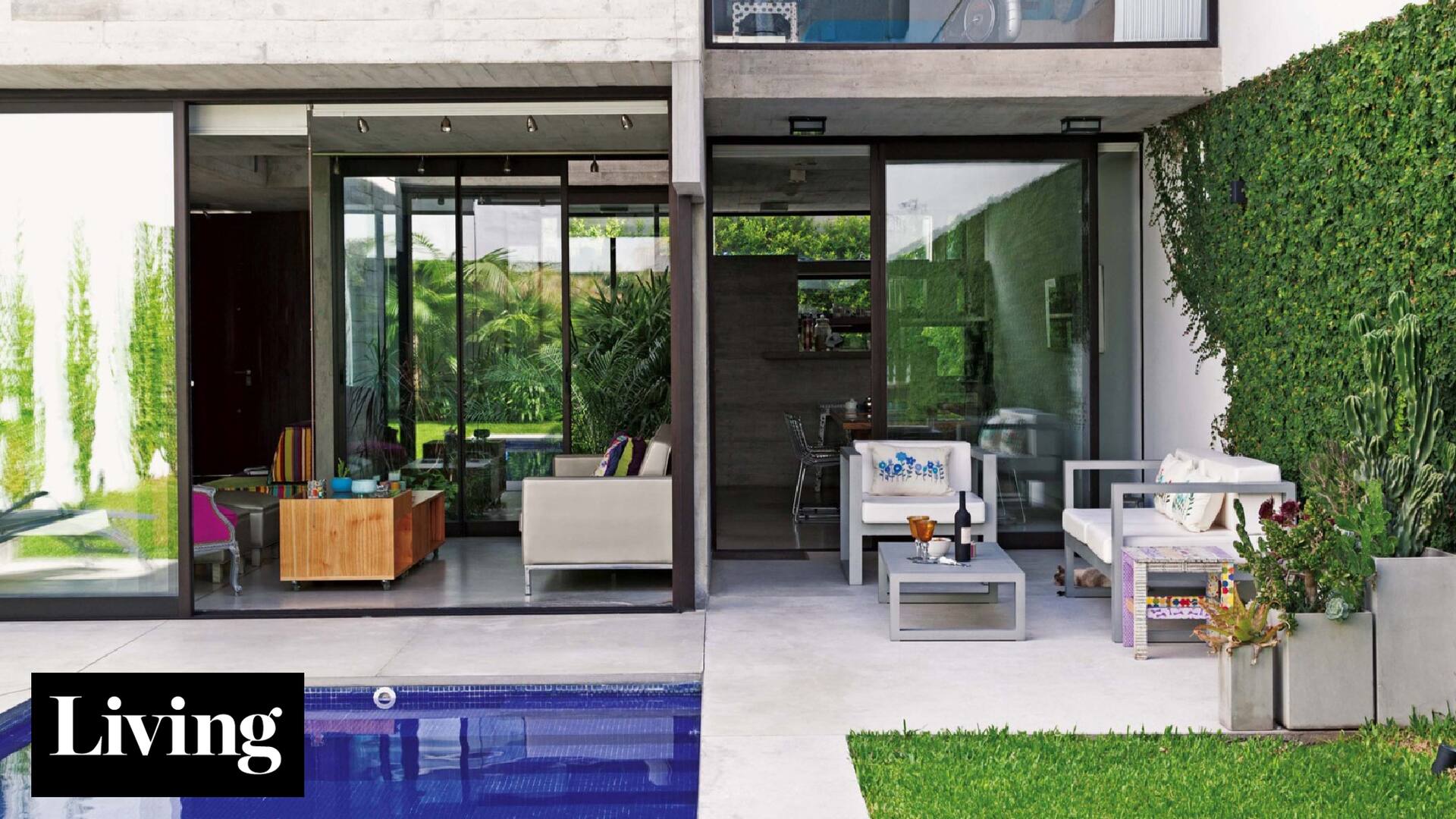 Cómo es la vida en esta casa compacta que gira en torno a su patio transparente