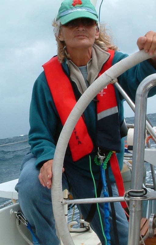 Era psicoanalista. Dejó su trabajo, recorrió el mundo en un velero y hoy vive en una cabaña en medio del bosque